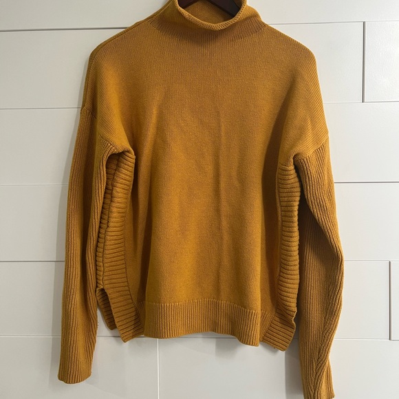 Sweater - Picture 1 of 4